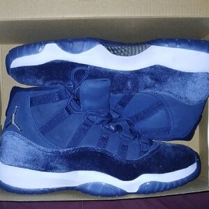 Jordan Sneakers in Navy and White